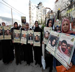 وقفة لأهالي الأسرى امام الصليب الأحمر في نابلس